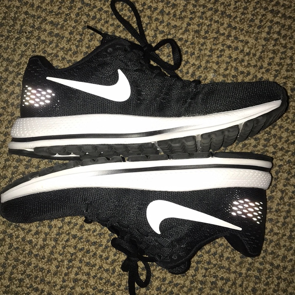 Black nike zoom sneakers